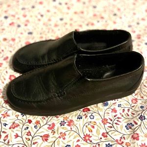 Softspots women’s black, slip-on leather loafers. Size 8. Item # 139501.